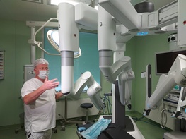 

В Городской больнице №40 прошли первые операции с помощью робота Da Vinci новой модификации рисунок
