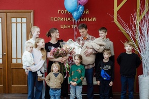 

Глядя на эту прекрасную пациентку Городского Перинатального Центра №1, верится с трудом, что она - мама 11 детей image
