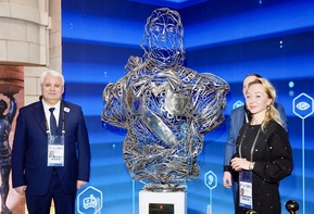 

В Москве открыли уникальный арт-объект – бюст Петра Первого из медицинских инструментов рисунок
