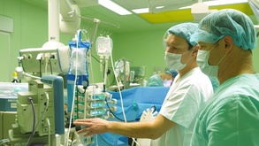 

В Городской больнице №40 провели 500-ю по счету кардиохирургическую операцию, выполненную из миниинвазивного доступа рисунок
