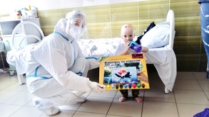 

В больницах проходят акции в поддержку пациентов «Я победил Covid-19» рисунок
